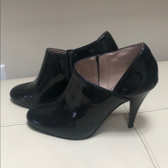 Zara Shoes - Patten leather black booties
